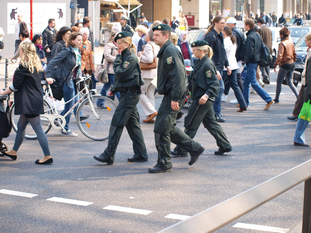 Suchmassnahmen am Koelner Neumarkt nach Raubueberfall im Parkhaus Wolfstr P04.JPG